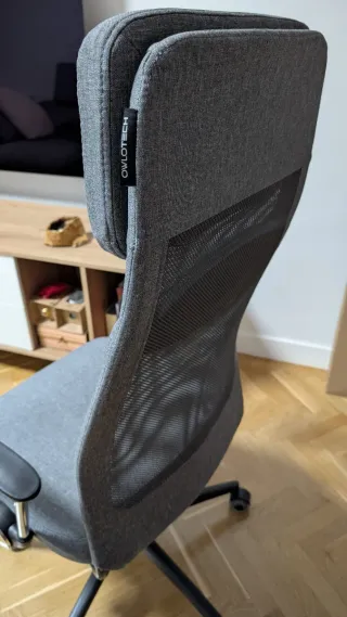 Silla de oficina gris con reposacabezas.