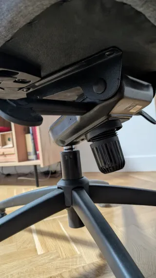 Silla de oficina gris con reposacabezas.