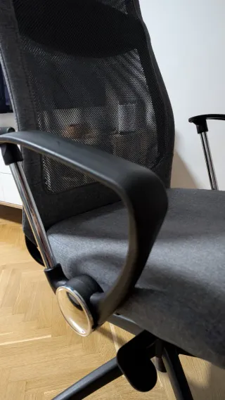 Silla de oficina gris con reposacabezas.