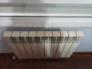 Radiador de metal blanco