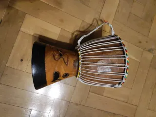 Timbal africano decorado
