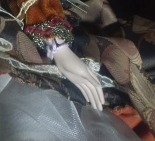 Bambola porcellana abito d'epoca marrone