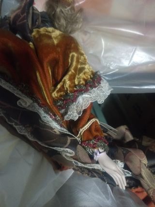 Bambola porcellana abito d'epoca marrone