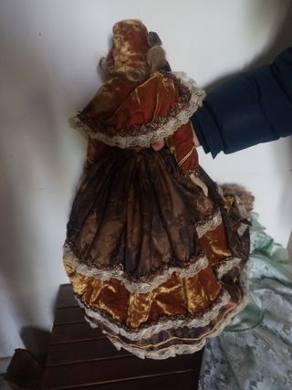 Bambola porcellana abito d'epoca marrone