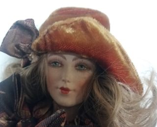 Bambola porcellana abito d'epoca marrone