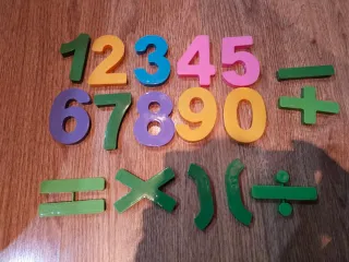 Juego de números y signos matemáticos