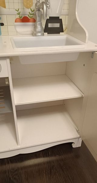 Cocina infantil de madera blanca