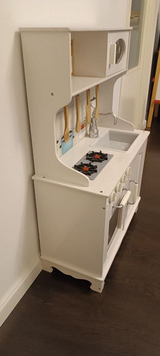 Cocina infantil de madera blanca