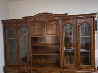 Mueble de madera con vitrinas