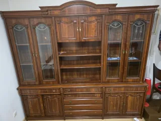 Mueble de madera con vitrinas