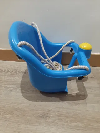 Columpio infantil azul con cuerdas
