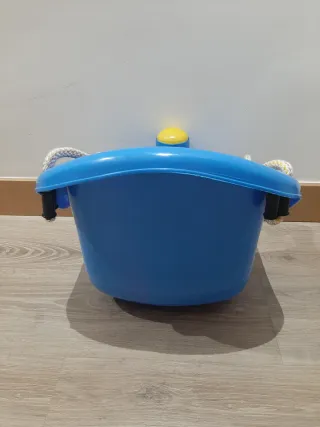 Columpio infantil azul con cuerdas