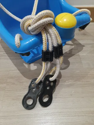 Columpio infantil azul con cuerdas