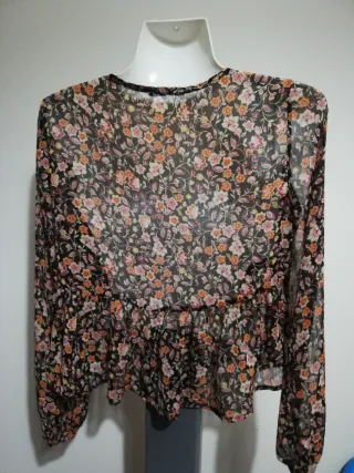 Blusa Stradivarius floral semi-transparente