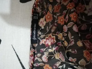 Blusa Stradivarius floral semi-transparente