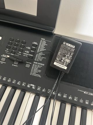 Teclado Yamaha E353 + soporte RockJam Xfinity