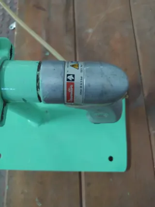 Máquina carpintería madera colocar espárragos