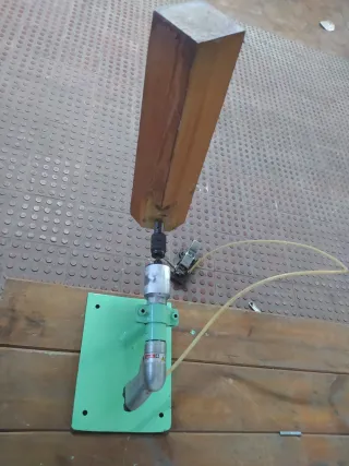 Máquina carpintería madera colocar espárragos