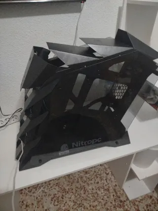 Caja de PC Negra marca nitro pc