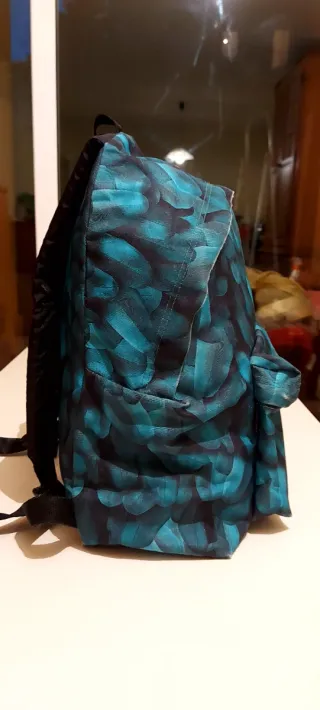 Mochila Eastpak verde azulado. Tamaño escolar