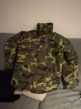 Traje militar de interperie boscoso antiguo