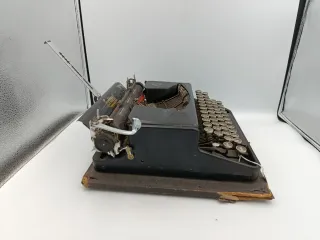 ANTIGUA MAQUINA DE ESCRIBIR  ERIKA MODELO 5