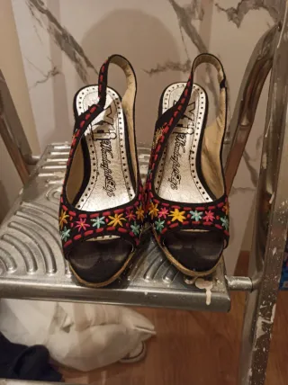 Sandalias cuña mujer bordadas