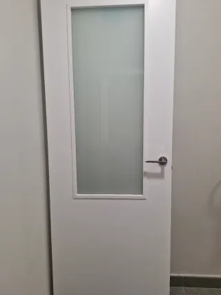 Puerta lacada blanca con cristal helado