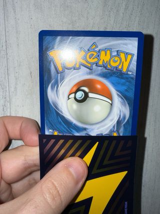 Carta Pokémon Amuleto de Bravura Dorado (SCR 175)