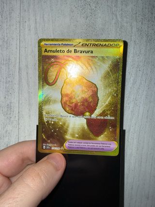 Carta Pokémon Amuleto de Bravura Dorado (SCR 175)