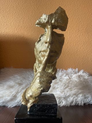 Figura decorativa dorada y negro Silencio