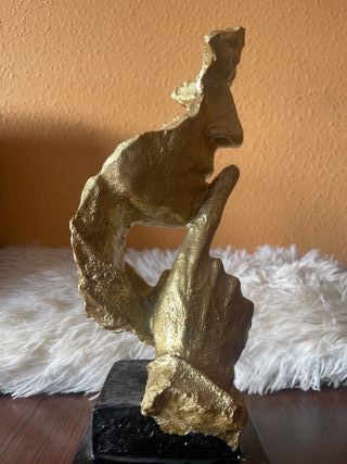 Figura decorativa dorada y negro Silencio