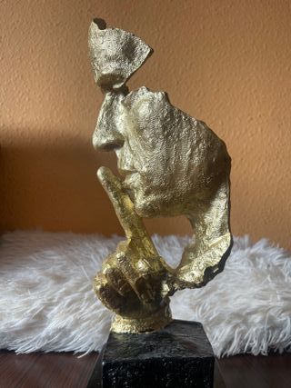 Figura decorativa dorada y negro Silencio