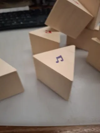 Juguetes de madera con notas musicales