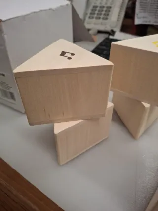 Juguetes de madera con notas musicales