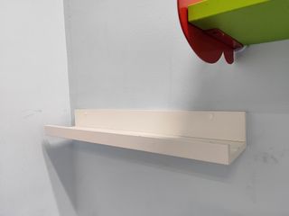 Estantería de pared blanca para fotos