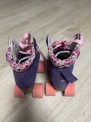 Pattini a rotelle viola con fiori