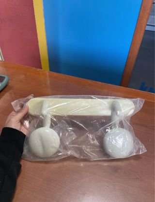 Appendiabiti bianchi un po’ ingialliti