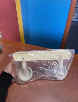 Appendiabiti bianchi un po’ ingialliti