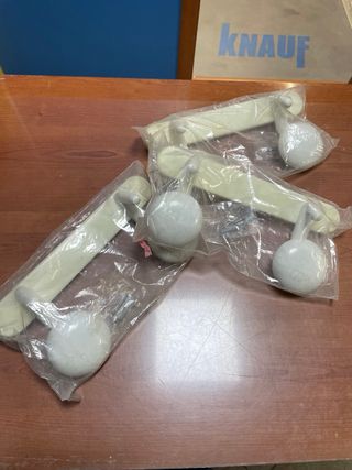 Appendiabiti bianchi un po’ ingialliti