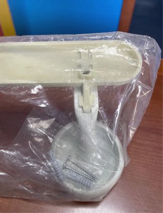 Appendiabiti bianchi un po’ ingialliti