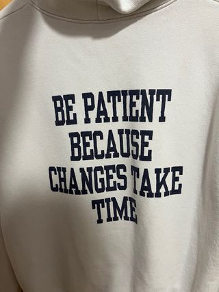 Sudadera con capucha y letras azules