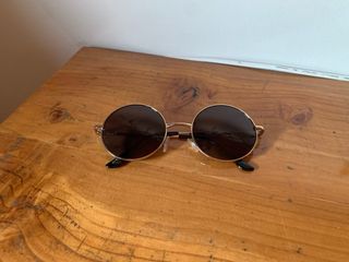 Occhiali da sole rotondi con montatura dorata