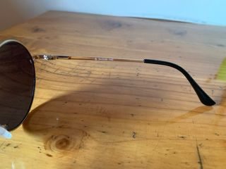 Occhiali da sole rotondi con montatura dorata