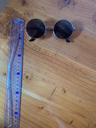 Occhiali da sole rotondi con montatura dorata