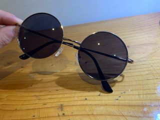 Occhiali da sole rotondi con montatura dorata