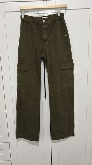 Pantalón cargo Zara verde talla 34