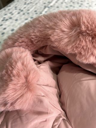 Chaqueta rosa con capucha y pelo