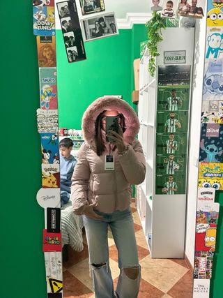 Chaqueta rosa con capucha y pelo