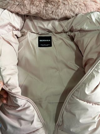 Chaqueta rosa con capucha y pelo